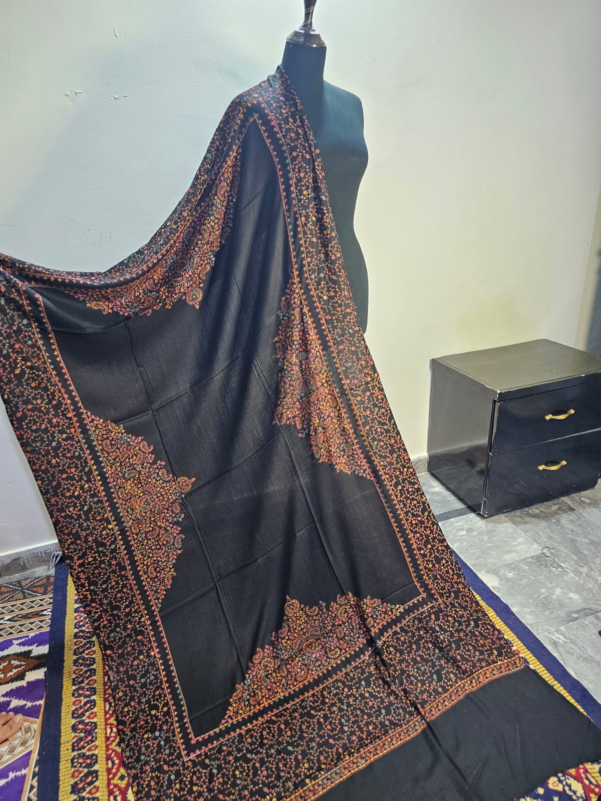 Kashmiri Hand-Made Shawl (Taj Design)