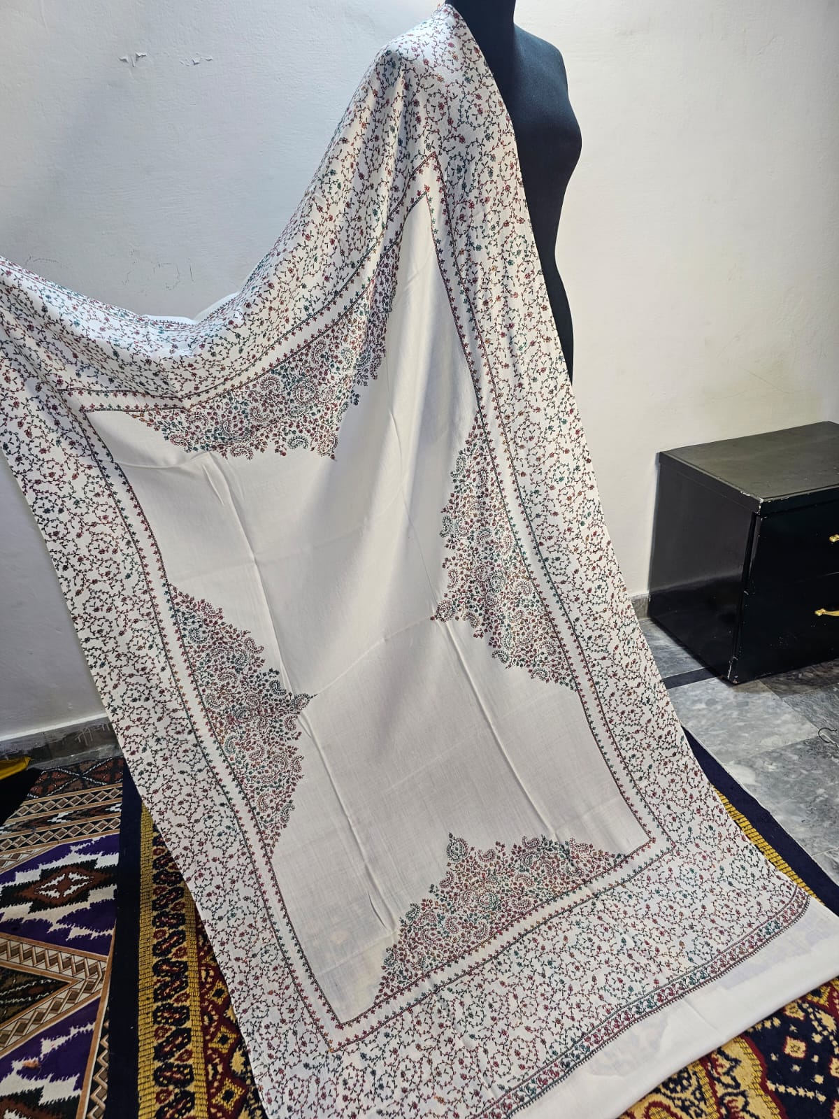 Kashmiri Hand-Made Shawl (Taj Design)