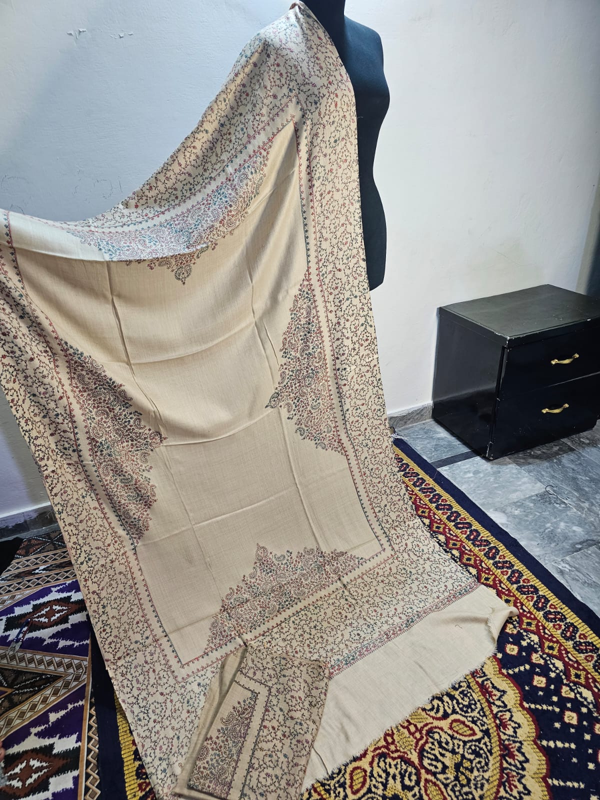 Kashmiri Hand-Made Shawl (Taj Design)