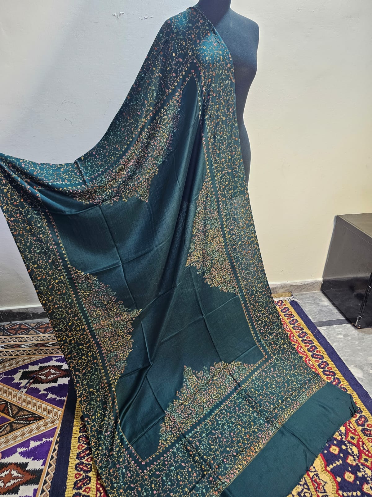 Kashmiri Hand-Made Shawl (Taj Design)